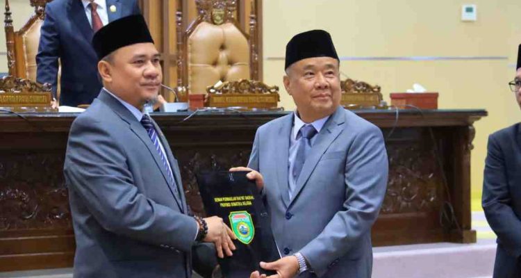 Wakil Gubernur Sumatera Selatan (Sumsel), H. Cik Ujang dan Ketua DPRD Sumsel, Anndie Dinaldi saat Rapat Paripurna XXI (31) DPRD Provinsi Sumsel dengan agenda penyampaian jawaban gubernur atas pandangan umum fraksi-fraksi terhadap Ranperda tentang Perubahan Kedua atas Peraturan Daerah Nomor 12 Tahun 2017 terkait PT Sumsel Energi Gemilang, Senin (2/3/2026). Foto: Humas Pemprov Sumsel.