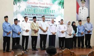Wali Kota Palembang, Ratu Dewa bersama Wakil Wali Kota dan Sekretaris Daerah menghadiri kegiatan Bukti Setor Pembayaran Zakat Maal yang digelar Badan Amil Zakat Nasional (Baznas) Kota Palembang, dalam rangkaian program Gerakan Ramadan Berkah Menguatkan Indonesia. Foto: Kominfo Palembang.