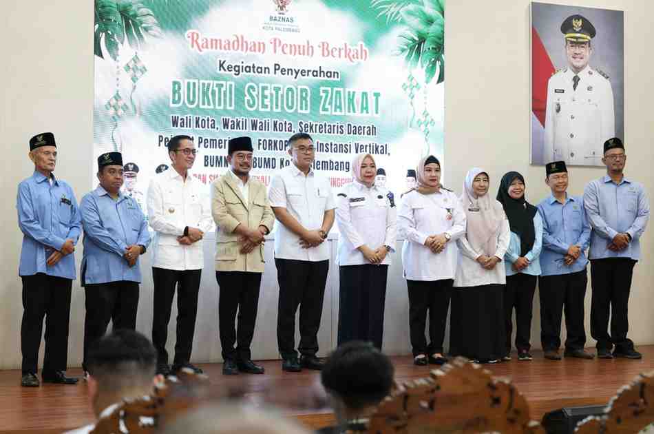 Wali Kota Palembang, Ratu Dewa bersama Wakil Wali Kota dan Sekretaris Daerah menghadiri kegiatan Bukti Setor Pembayaran Zakat Maal yang digelar Badan Amil Zakat Nasional (Baznas) Kota Palembang, dalam rangkaian program Gerakan Ramadan Berkah Menguatkan Indonesia. Foto: Kominfo Palembang.
