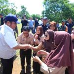 Gubernur Sumsel, Herman deru menyalami para siswa saat menghadiri penyerahan bantuan ambulans untuk masyarakat Desa Betung 1 dari PT BPOP di Balai Desa Betung 1, Kecamatan Lubuk Keliat, Kabupaten Ogan Ilir. Foto: Humas Pemprov Sumsel.