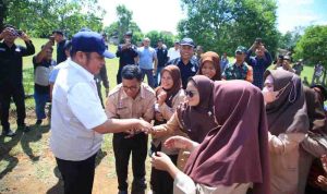 Gubernur Sumsel, Herman deru menyalami para siswa saat menghadiri penyerahan bantuan ambulans untuk masyarakat Desa Betung 1 dari PT BPOP di Balai Desa Betung 1, Kecamatan Lubuk Keliat, Kabupaten Ogan Ilir. Foto: Humas Pemprov Sumsel.