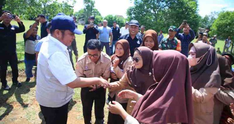Gubernur Sumsel, Herman deru menyalami para siswa saat menghadiri penyerahan bantuan ambulans untuk masyarakat Desa Betung 1 dari PT BPOP di Balai Desa Betung 1, Kecamatan Lubuk Keliat, Kabupaten Ogan Ilir. Foto: Humas Pemprov Sumsel.