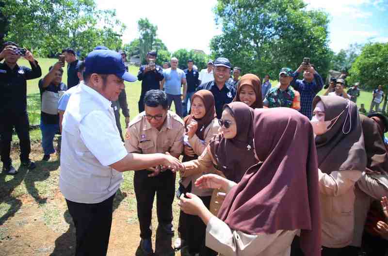 Gubernur Sumsel, Herman deru menyalami para siswa saat menghadiri penyerahan bantuan ambulans untuk masyarakat Desa Betung 1 dari PT BPOP di Balai Desa Betung 1, Kecamatan Lubuk Keliat, Kabupaten Ogan Ilir. Foto: Humas Pemprov Sumsel.