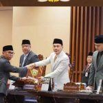 Wakil Ketua DPRD Sumsel, Nopianto, didampingi pimpinana lainnya, Raden Gempita dan Ilyas Panji Alam menerima laporan Pansus LKPJ Gubernur TA 2025 pada rapat paripurna DPRD Sumsel, Senin (20/4/2026). Rapat dihadiri Wakil Gubernur Sumsel, Cik Ujang. Foto: Humas DPRD SUmsel.