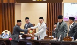 Wakil Ketua DPRD Sumsel, Nopianto, didampingi pimpinana lainnya, Raden Gempita dan Ilyas Panji Alam menerima laporan Pansus LKPJ Gubernur TA 2025 pada rapat paripurna DPRD Sumsel, Senin (20/4/2026). Rapat dihadiri Wakil Gubernur Sumsel, Cik Ujang. Foto: Humas DPRD SUmsel.
