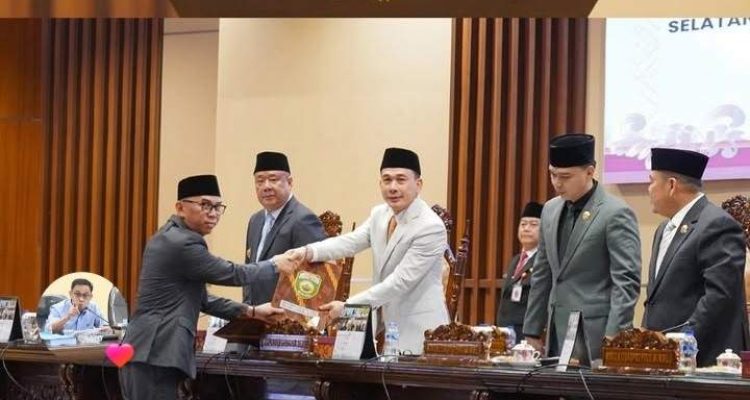 Wakil Ketua DPRD Sumsel, Nopianto, didampingi pimpinana lainnya, Raden Gempita dan Ilyas Panji Alam menerima laporan Pansus LKPJ Gubernur TA 2025 pada rapat paripurna DPRD Sumsel, Senin (20/4/2026). Rapat dihadiri Wakil Gubernur Sumsel, Cik Ujang. Foto: Humas DPRD SUmsel.