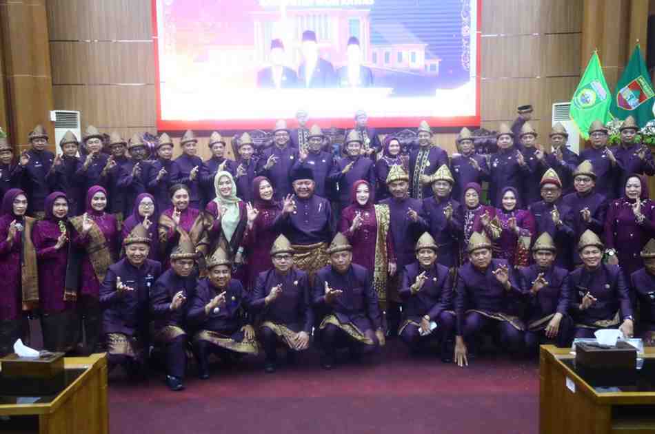 Gubernur Sumsel, Herman Deru bersama Bupati dan anggota DPRD Mura saat perayaan HUT Kabupaten Mura, Senin (20/4/2026). Foto: Humas Pemprov Sumsel.