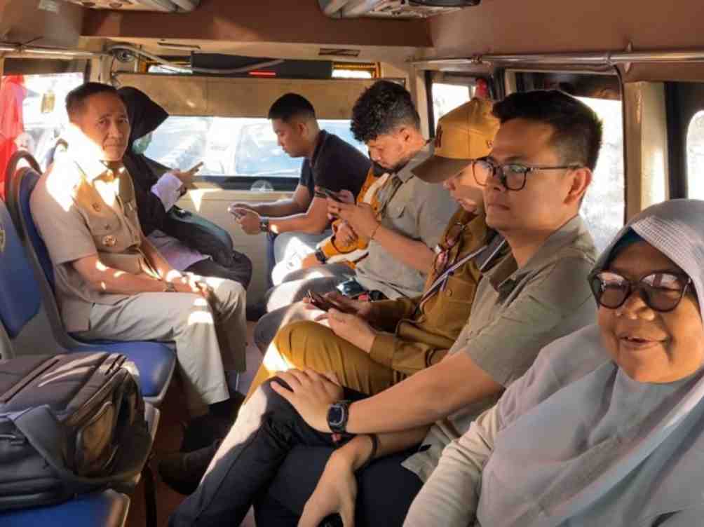 Walikota Palembang, Ratu Dewa menaiki angkot dari kawasan rumahnya di Tanjung Barangan, Gandus menuju Pemkot Palembang, Selasa (7/4/2024). Foto: Kominfo Palembang.