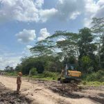 Jalan TMMD yang menghubungkan desa di kecamatan Lalan menuju ibu kota kecamatan Lalan Desa Bandar Agung diperbiki, setelah rusak diterjang air hujan. Foto: Dok Camat Lalan.