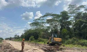 Jalan TMMD yang menghubungkan desa di kecamatan Lalan menuju ibu kota kecamatan Lalan Desa Bandar Agung diperbiki, setelah rusak diterjang air hujan. Foto: Dok Camat Lalan.