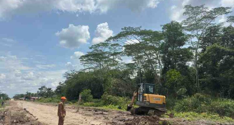 Jalan TMMD yang menghubungkan desa di kecamatan Lalan menuju ibu kota kecamatan Lalan Desa Bandar Agung diperbiki, setelah rusak diterjang air hujan. Foto: Dok Camat Lalan.
