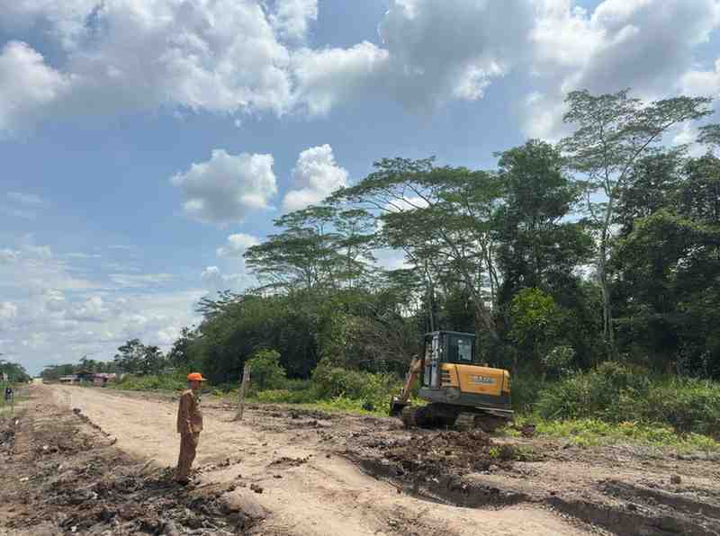 Jalan TMMD yang menghubungkan desa di kecamatan Lalan menuju ibu kota kecamatan Lalan Desa Bandar Agung diperbiki, setelah rusak diterjang air hujan. Foto: Dok Camat Lalan.