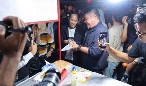 Walikota Palembang, Ratu Dewa bersama Gubernur Sumsel Herman Deru mencoba membeli salah satu penganan di Car Free Nigh di Jl Atmo, Palembang, Sabtu (18/4/2026) malam. Foto: Kominfo Palembang.