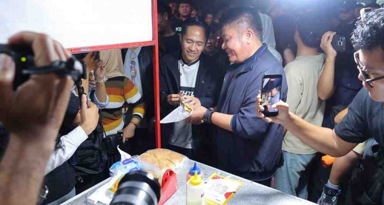 Walikota Palembang, Ratu Dewa bersama Gubernur Sumsel Herman Deru mencoba membeli salah satu penganan di Car Free Nigh di Jl Atmo, Palembang, Sabtu (18/4/2026) malam. Foto: Kominfo Palembang.