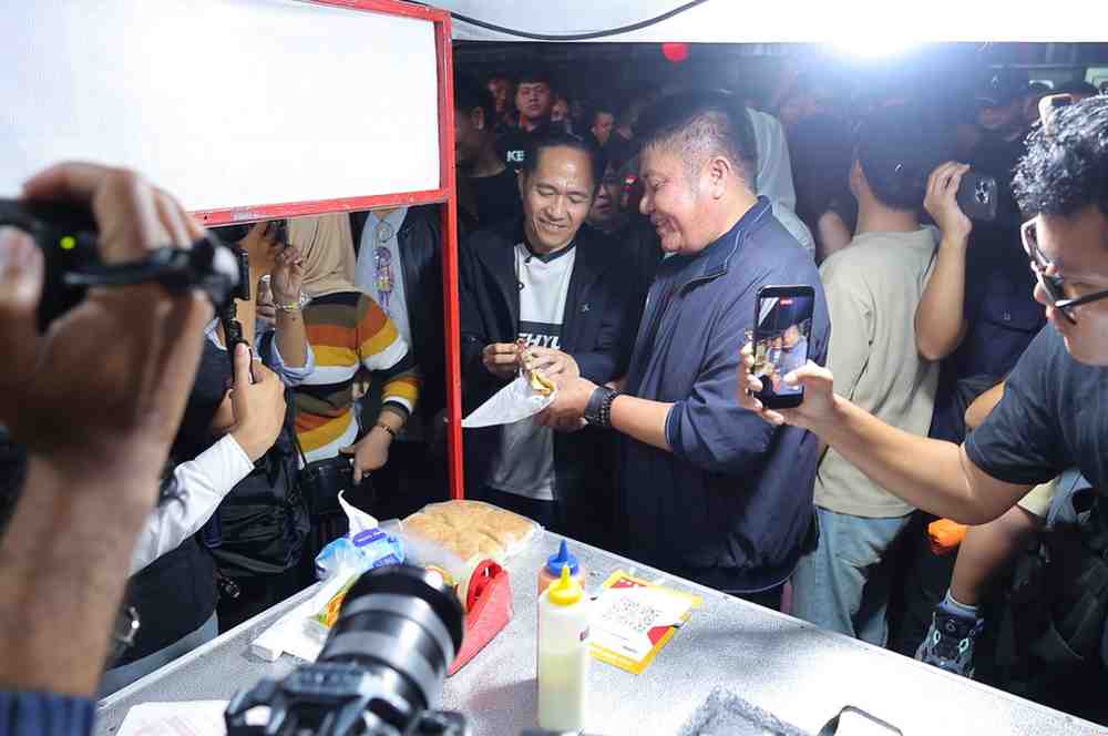 Walikota Palembang, Ratu Dewa bersama Gubernur Sumsel Herman Deru mencoba membeli salah satu penganan di Car Free Nigh di Jl Atmo, Palembang, Sabtu (18/4/2026) malam. Foto: Kominfo Palembang.