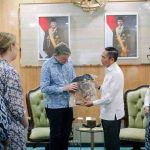 Duta Besar Australia untuk Indonesia, Roderick Brazier menerima cindera mata dari Walikota Palembang Ratu Dewa, Rabu (8/4/2026). Foto: Kominfo Palembang.