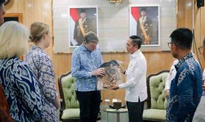 Duta Besar Australia untuk Indonesia, Roderick Brazier menerima cindera mata dari Walikota Palembang Ratu Dewa, Rabu (8/4/2026). Foto: Kominfo Palembang.