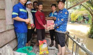 Pemkab Muba bersama sektor swasta, dengan menyalurkan bantuan langsung ke rumah-rumah warga terdampak di Dusun 3, Desa Simpang Bayat, Kecamatan Bayung Lencir, Kabupaten Musi Banyuasin. Foto: Kominfo Muba.