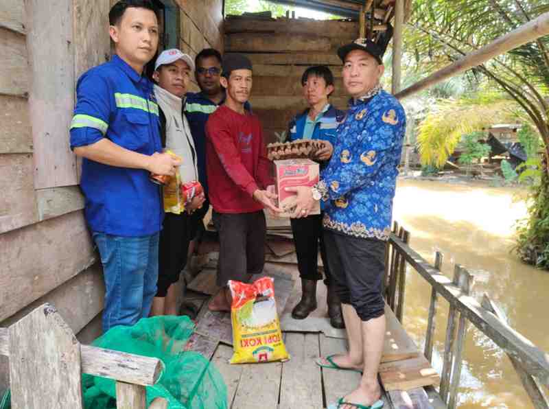 Pemkab Muba bersama sektor swasta, dengan menyalurkan bantuan langsung ke rumah-rumah warga terdampak di Dusun 3, Desa Simpang Bayat, Kecamatan Bayung Lencir, Kabupaten Musi Banyuasin. Foto: Kominfo Muba.