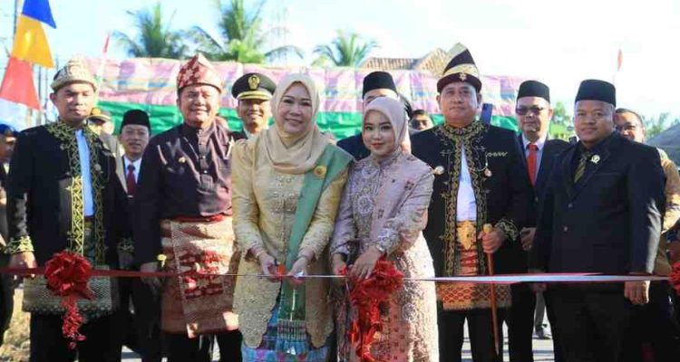 Febrita Lustia, istri Gubernur Sumsel Herman Deru bersama Ketua PKK Banyuasin, secara simbolis meresmikan 18 ruas jalan di Banyuasin yang mendapat bantuan Gubernur Sumsel. Foto: Humas Pemprov Sumsel.