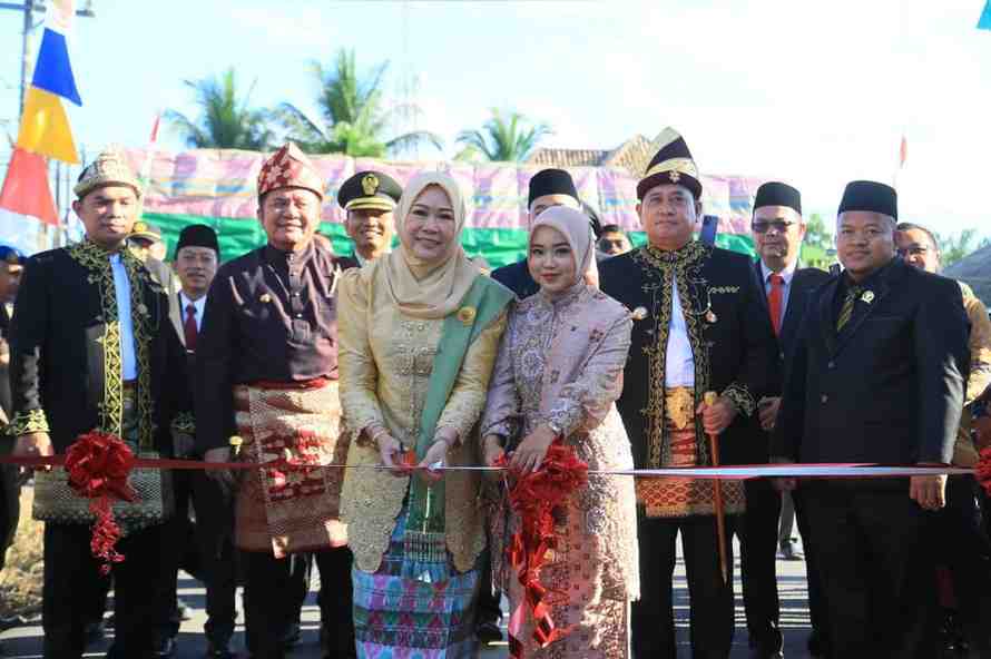 Febrita Lustia, istri Gubernur Sumsel Herman Deru bersama Ketua PKK Banyuasin, secara simbolis meresmikan 18 ruas jalan di Banyuasin yang mendapat bantuan Gubernur Sumsel. Foto: Humas Pemprov Sumsel.