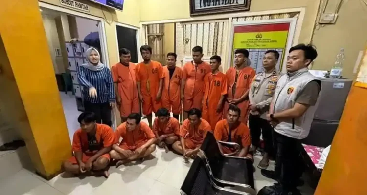 Para tersangka kasus penimbunan BBM subsidi secara ilegal. Foto: Dok Polisi.