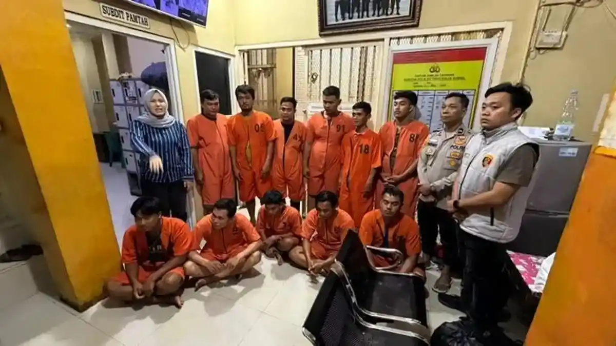Para tersangka kasus penimbunan BBM subsidi secara ilegal. Foto: Dok Polisi.