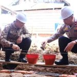 Peletakan batu pertama titik lokasi yang akan dilakukan bedah rumah berada di Jalan Danau Ulak Lia RT 17 RW 05, Kelurahan Soak Baru, Kecamatan Sekayu, Kabupaten Musi Banyuasin, Jumat (10/4/2026). Foto: Kominfo Muba.