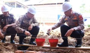Peletakan batu pertama titik lokasi yang akan dilakukan bedah rumah berada di Jalan Danau Ulak Lia RT 17 RW 05, Kelurahan Soak Baru, Kecamatan Sekayu, Kabupaten Musi Banyuasin, Jumat (10/4/2026). Foto: Kominfo Muba.