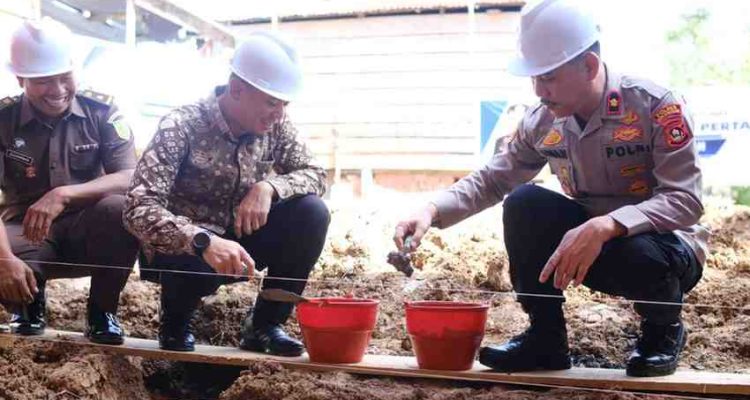 Peletakan batu pertama titik lokasi yang akan dilakukan bedah rumah berada di Jalan Danau Ulak Lia RT 17 RW 05, Kelurahan Soak Baru, Kecamatan Sekayu, Kabupaten Musi Banyuasin, Jumat (10/4/2026). Foto: Kominfo Muba.