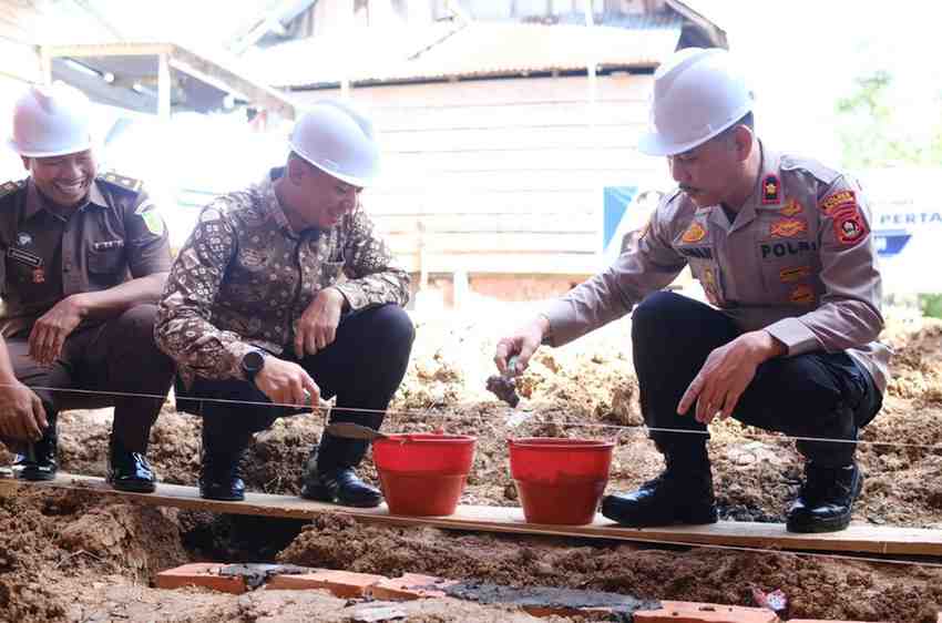 Peletakan batu pertama titik lokasi yang akan dilakukan bedah rumah berada di Jalan Danau Ulak Lia RT 17 RW 05, Kelurahan Soak Baru, Kecamatan Sekayu, Kabupaten Musi Banyuasin, Jumat (10/4/2026). Foto: Kominfo Muba.