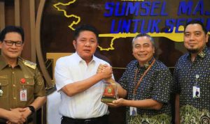 Gubernur Sumatera Selatan, Dr. H. Herman Deru menerima audiensi Deputi Direksi BPJS Kesehatan Kedeputian Wilayah III, Anurman Muda, beserta jajaran di ruang tamu Gubernur, Selasa (31/03/2026). Foto: Humas Pemprov Sumsel.