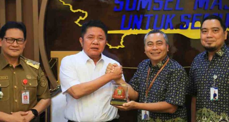 Gubernur Sumatera Selatan, Dr. H. Herman Deru menerima audiensi Deputi Direksi BPJS Kesehatan Kedeputian Wilayah III, Anurman Muda, beserta jajaran di ruang tamu Gubernur, Selasa (31/03/2026). Foto: Humas Pemprov Sumsel.