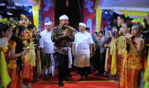 Gubernur Sumsel, Herman Deru saat menghadiri Dharma Santi Hari Suci Nyepi Tahun Baru Saka 1948 (Tilem Kesanga) Tahun 2026 di Pura Agung Sriwijaya Palembang, Kamis (2/4/2026). Foto: Humas Pemprov Sumsel.