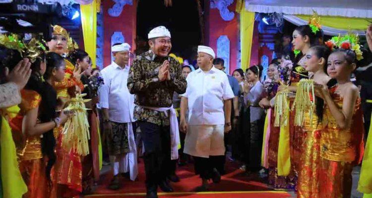 Gubernur Sumsel, Herman Deru saat menghadiri Dharma Santi Hari Suci Nyepi Tahun Baru Saka 1948 (Tilem Kesanga) Tahun 2026 di Pura Agung Sriwijaya Palembang, Kamis (2/4/2026). Foto: Humas Pemprov Sumsel.