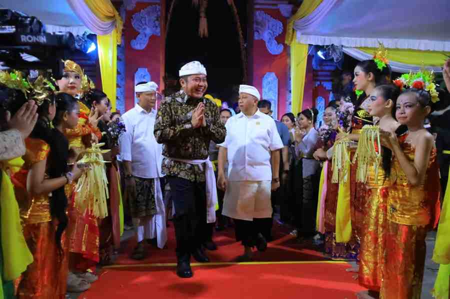 Gubernur Sumsel, Herman Deru saat menghadiri Dharma Santi Hari Suci Nyepi Tahun Baru Saka 1948 (Tilem Kesanga) Tahun 2026 di Pura Agung Sriwijaya Palembang, Kamis (2/4/2026). Foto: Humas Pemprov Sumsel.