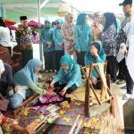 Ketua PKK Sumsel, Febrita Lustia menyaksikan langsung tenun kain produk UMKM Desa Burai, Ogan Ilir, Kamis (223/4/2026). Foto: Humas Pemprov Sumsel.