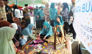 Ketua PKK Sumsel, Febrita Lustia menyaksikan langsung tenun kain produk UMKM Desa Burai, Ogan Ilir, Kamis (223/4/2026). Foto: Humas Pemprov Sumsel.