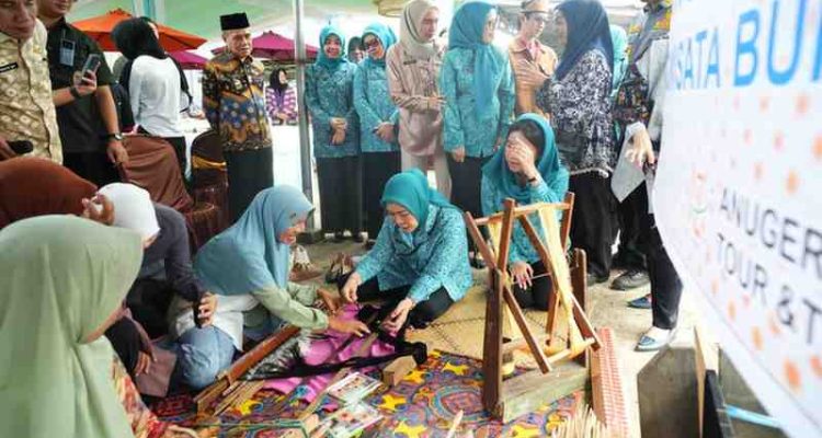 Ketua PKK Sumsel, Febrita Lustia menyaksikan langsung tenun kain produk UMKM Desa Burai, Ogan Ilir, Kamis (223/4/2026). Foto: Humas Pemprov Sumsel.