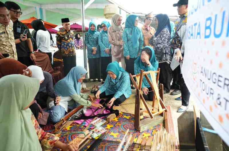Ketua PKK Sumsel, Febrita Lustia menyaksikan langsung tenun kain produk UMKM Desa Burai, Ogan Ilir, Kamis (223/4/2026). Foto: Humas Pemprov Sumsel.