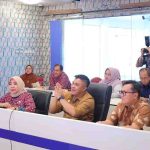 Sekretaris Daerah Kota Palembang, Aprizal Hasyim mengikuti rapat koordinasi melalui video conference (Vidcon) terkait Asistensi dan Monitoring serta Evaluasi (Monev) Pelaksanaan Program Percepatan Capaian Universal Coverage Jaminan Sosial Ketenagakerjaan (UCJ) Tahun 2026, Kamis (23/4/2026) di Lawang Jabo Command Center. Foto: Kominfo Palembang.