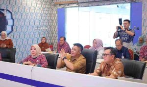 Sekretaris Daerah Kota Palembang, Aprizal Hasyim mengikuti rapat koordinasi melalui video conference (Vidcon) terkait Asistensi dan Monitoring serta Evaluasi (Monev) Pelaksanaan Program Percepatan Capaian Universal Coverage Jaminan Sosial Ketenagakerjaan (UCJ) Tahun 2026, Kamis (23/4/2026) di Lawang Jabo Command Center. Foto: Kominfo Palembang.
