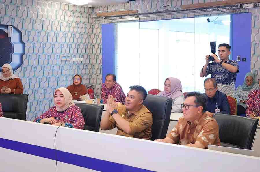 Sekretaris Daerah Kota Palembang, Aprizal Hasyim mengikuti rapat koordinasi melalui video conference (Vidcon) terkait Asistensi dan Monitoring serta Evaluasi (Monev) Pelaksanaan Program Percepatan Capaian Universal Coverage Jaminan Sosial Ketenagakerjaan (UCJ) Tahun 2026, Kamis (23/4/2026) di Lawang Jabo Command Center. Foto: Kominfo Palembang.