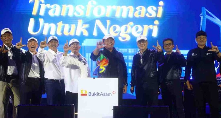 Gubernur Sumatera Selatan, Dr. H. Herman Deru menghadiri puncak peringatan Hari Ulang Tahun (HUT) ke-45 PT Bukit Asam Tbk (PTBA) yang digelar di lapangan gedung utama PTBA, Tanjung Enim, Kabupaten Muara Enim, Jumat (10/04/2026) malam. Foto: Humas Pemprov Sumsel.