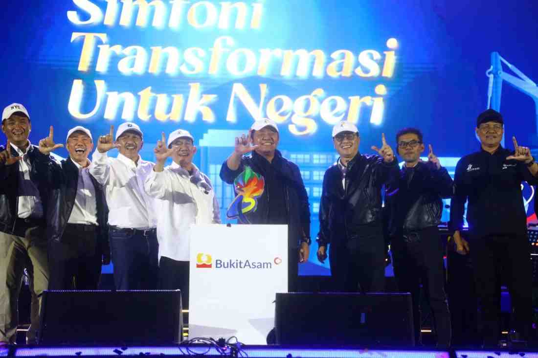 Gubernur Sumatera Selatan, Dr. H. Herman Deru menghadiri puncak peringatan Hari Ulang Tahun (HUT) ke-45 PT Bukit Asam Tbk (PTBA) yang digelar di lapangan gedung utama PTBA, Tanjung Enim, Kabupaten Muara Enim, Jumat (10/04/2026) malam. Foto: Humas Pemprov Sumsel.