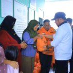 Gubernur Sumatera Selatan (Sumsel), Dr. H. Herman Deru meninjau langsung warga korban kebakaran di lokasi kebakaran sumur minyak masyarakat di area Hak Guna Usaha (HGU) PT Hindoli, Desa Tanjung Dalam, Kecamatan Keluang, Kabupaten Musi Banyuasin (Muba), Jumat (3/4/2026) siang. Foto: Humas Pemprov Sumsel.