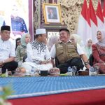Gubernur Sumsel, Herman Deru berbincang dengan ustas Ustaz Das’ad Latif. saat halal bihalal TP PKK Sumsel, Senin (13/4/2026). Foto: Humas Pemprovc Sumsel.