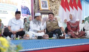 Gubernur Sumsel, Herman Deru berbincang dengan ustas Ustaz Das’ad Latif. saat halal bihalal TP PKK Sumsel, Senin (13/4/2026). Foto: Humas Pemprovc Sumsel.