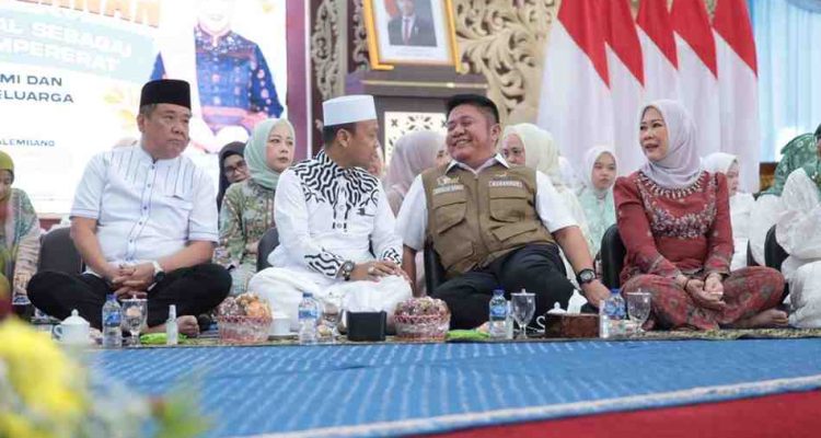 Gubernur Sumsel, Herman Deru berbincang dengan ustas Ustaz Das’ad Latif. saat halal bihalal TP PKK Sumsel, Senin (13/4/2026). Foto: Humas Pemprovc Sumsel.