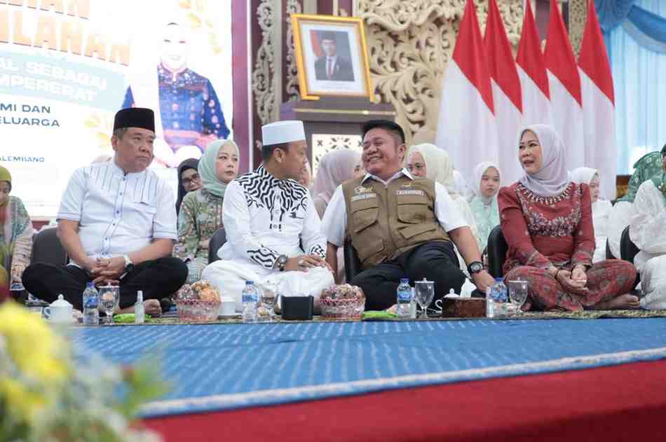 Gubernur Sumsel, Herman Deru berbincang dengan ustas Ustaz Das’ad Latif. saat halal bihalal TP PKK Sumsel, Senin (13/4/2026). Foto: Humas Pemprovc Sumsel.